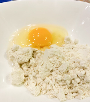 プロテインパンケーキの粉と卵の画像